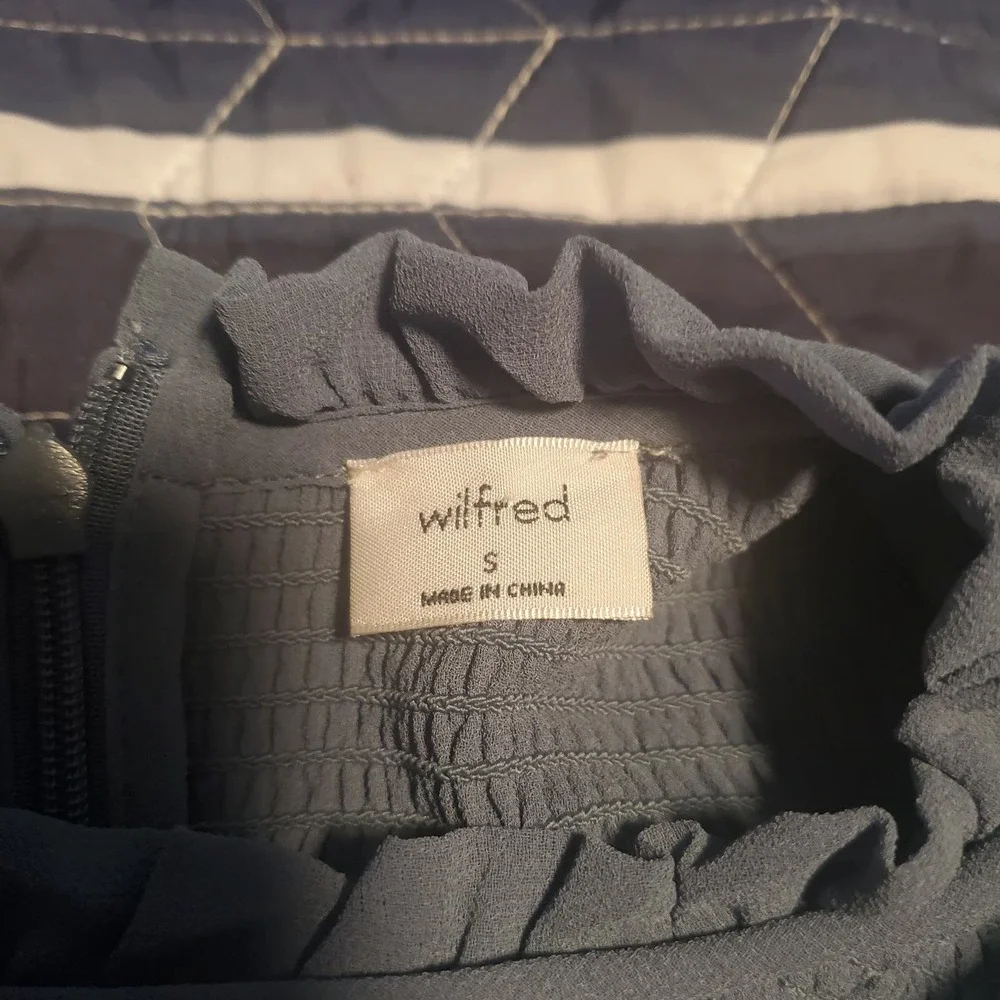 Aritzia Wilfred Size S Temptest Smocked Cropped Blouse in Granite Blue TINY FLAW
